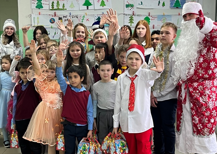 «Пчёлка» и «Владимировский сад» поздравили особенных деток и ребят из многодетных семей с Новым годом и Рождеством